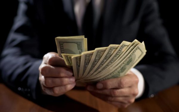 Acceptă joburile urâte! Sfaturile miliardarului care a vândut sânge