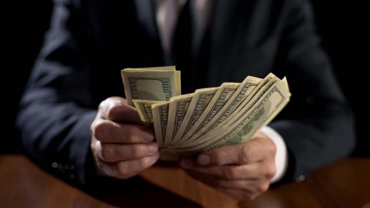 Acceptă joburile urâte! Sfaturile miliardarului care a vândut sânge
