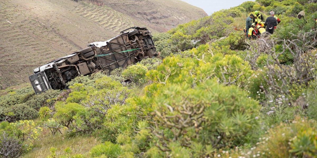 Autobuz cu turiști britanici, prăbușit în Canare: un mort și 27 de răniți