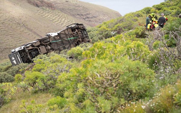 Autobuz cu turiști britanici, prăbușit în Canare: un mort și 27 de răniți