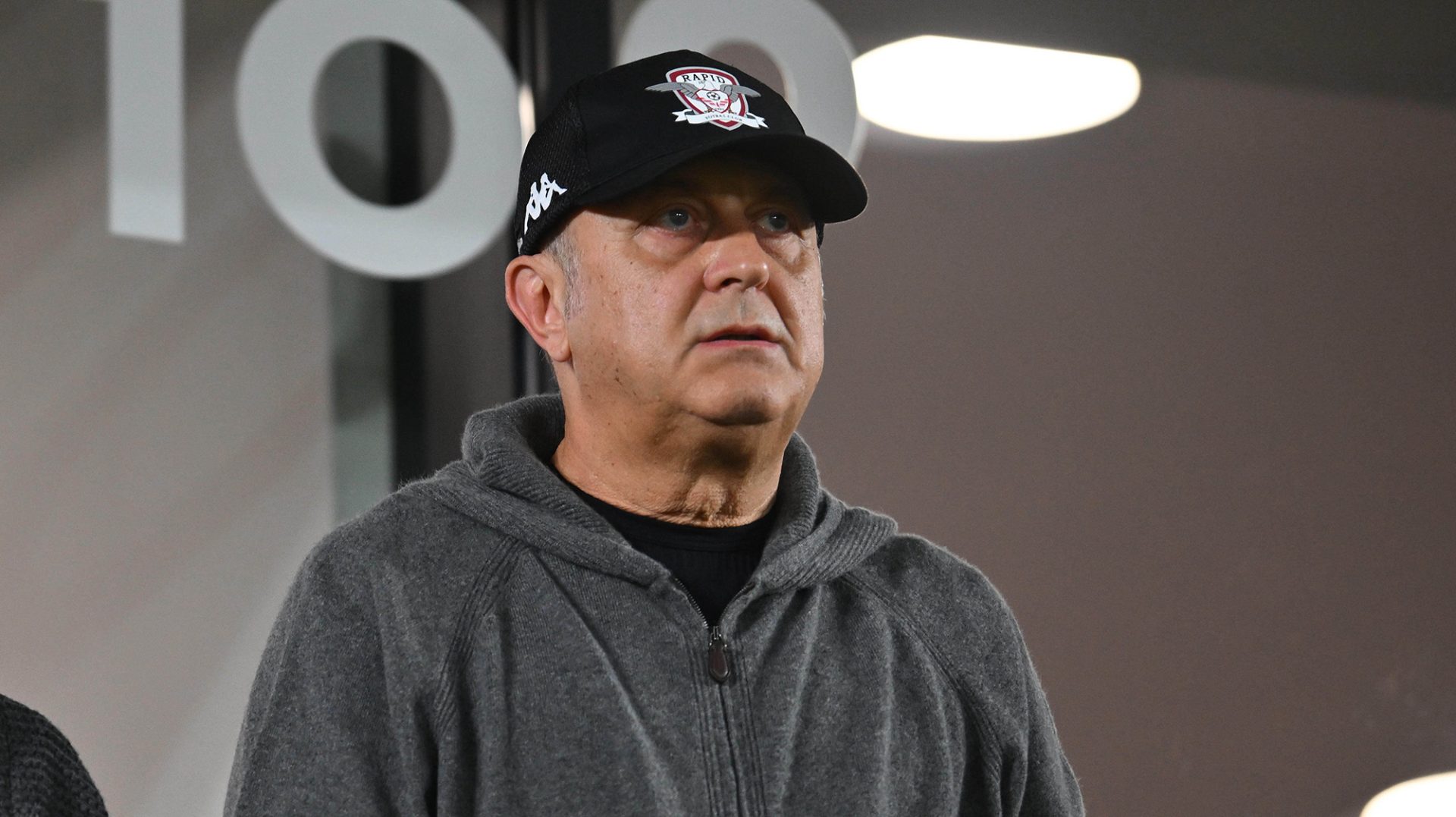 Noul proiect al acționarului majoritar Dan Șucu ridică semne de întrebare printre suporterii Rapidului Acționarul majoritar al Rapidului, Dan Șucu, a efectuat deja două transferuri importante în perspectiva sezonului următor, dar aceste mutări au stârnit controverse și critici din partea suporterilor și fostului președinte al clubului, Grigore Sichitiu