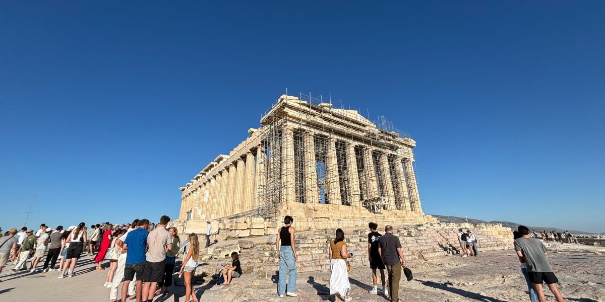 Grecia: Noi restricții PENTRU femei. Amenzi URIAȘE pentru nerespectare