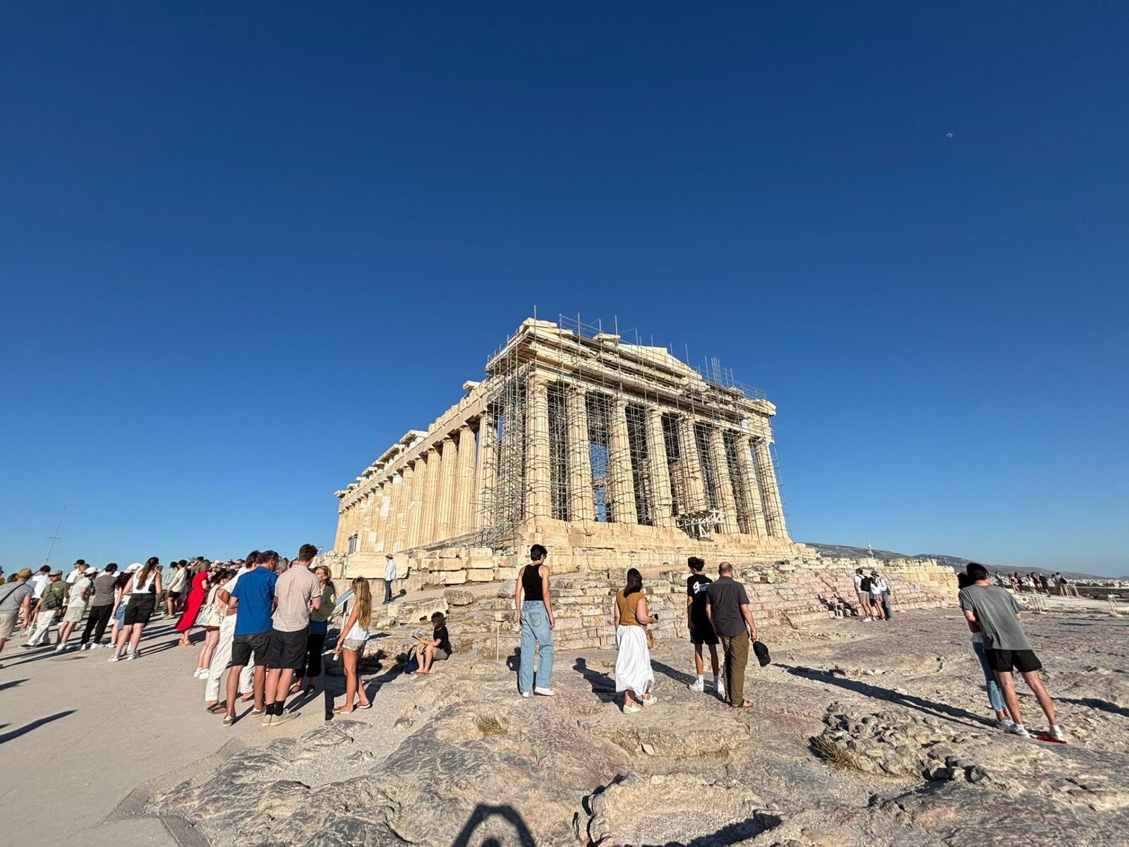 Grecia: Noi restricții PENTRU femei. Amenzi URIAȘE pentru nerespectare