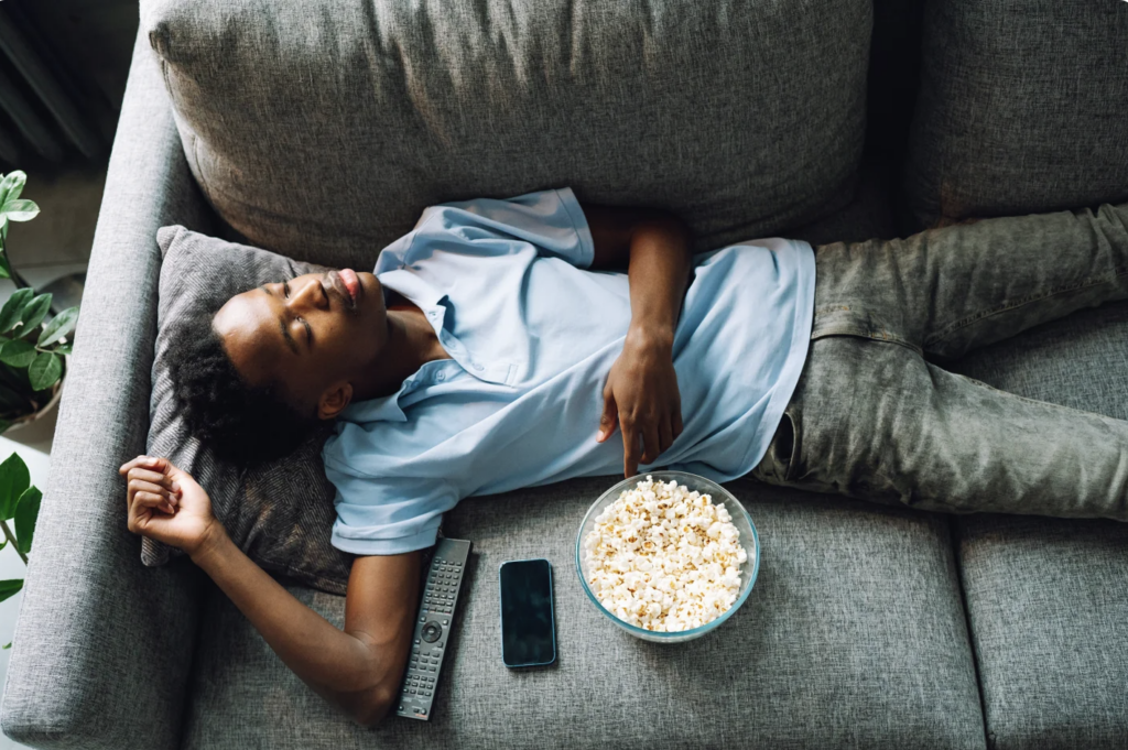 Mulți oameni se confruntă zilnic cu situația de a adormi în fața televizorului, un comportament des întâlnit, dar care nu trebuie ignorat