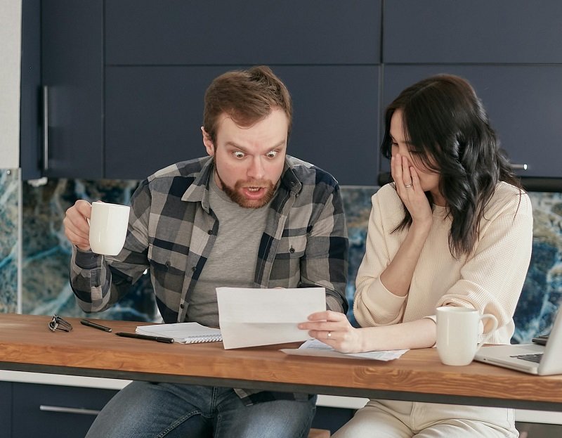 România: ponderea semnificativă a cheltuielilor populației direcționată către stat Românii dedică aproape o treime din bugetul lunar plăților către stat, mai precis, 33,6% din totalul cheltuielilor lor lunare fiind destinate impozitelor, contribuțiilor și altor forme de taxe