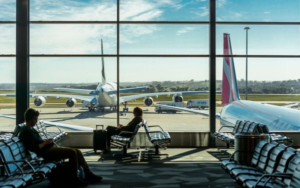 Taxa de ”protecție” la agențiile de turism: Românii, ținte ușoare