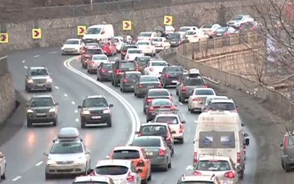 Blocaj total pe Valea Prahovei, cozi spre București după minivacanța de Paște! Poliția recomandă rute ocolitoare