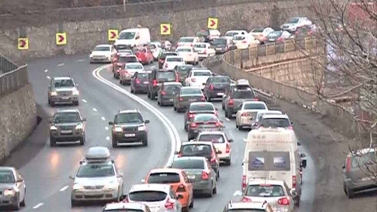 Blocaj total pe Valea Prahovei, cozi spre București după minivacanța de Paște! Poliția recomandă rute ocolitoare