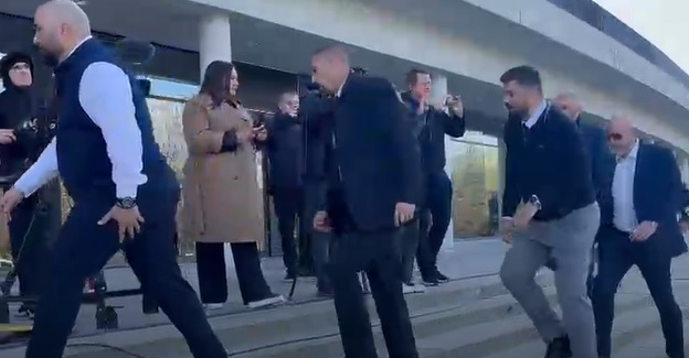 Sicriul lui Mircea Lucescu a fost depus la Arena Națională, unde personalități din lumea fotbalului, inclusiv Rinat Ahmetov, patronul lui Șahtior Donețk, își iau rămas bun de la celebrul antrenor, decedat la vârsta de 80 de ani