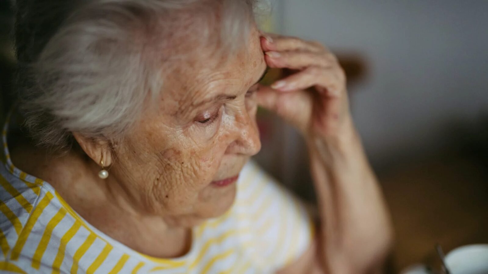 Pensionari, lăsați fără bani: Ajutoarele sociale, în pericol. Frica de ruină, în România