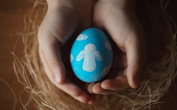 Paște cu ajutoare: autoritățile, împreună cu Biserica, sprijină românii cu venituri mici