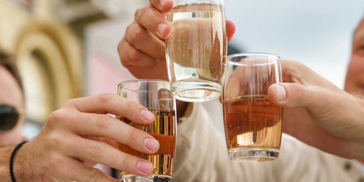 Creșterea consumului de alcool în perioada sărbătorilor Pascale vine la pachet cu un pericol major: proliferarea băuturilor contrafăcute sau fără proveniență legală