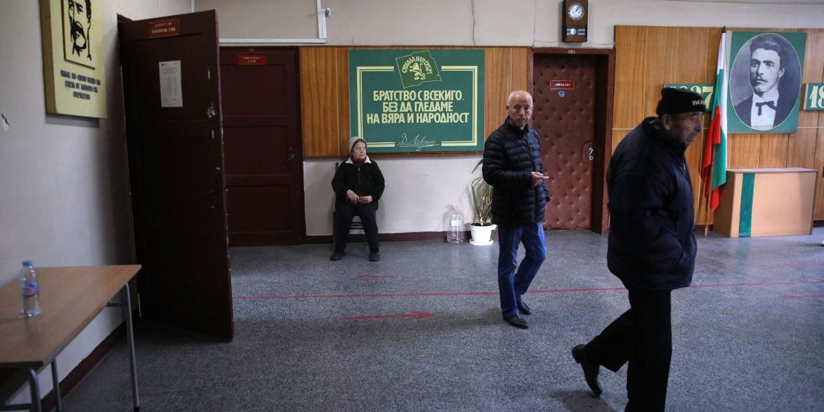 Haos la vot în Bulgaria: Radev, comparat cu Viktor Orban, șefii lipsesc