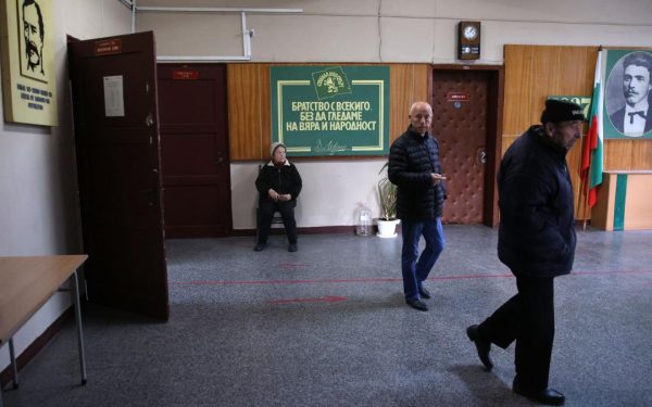 Haos la vot în Bulgaria: Radev, comparat cu Viktor Orban, șefii lipsesc