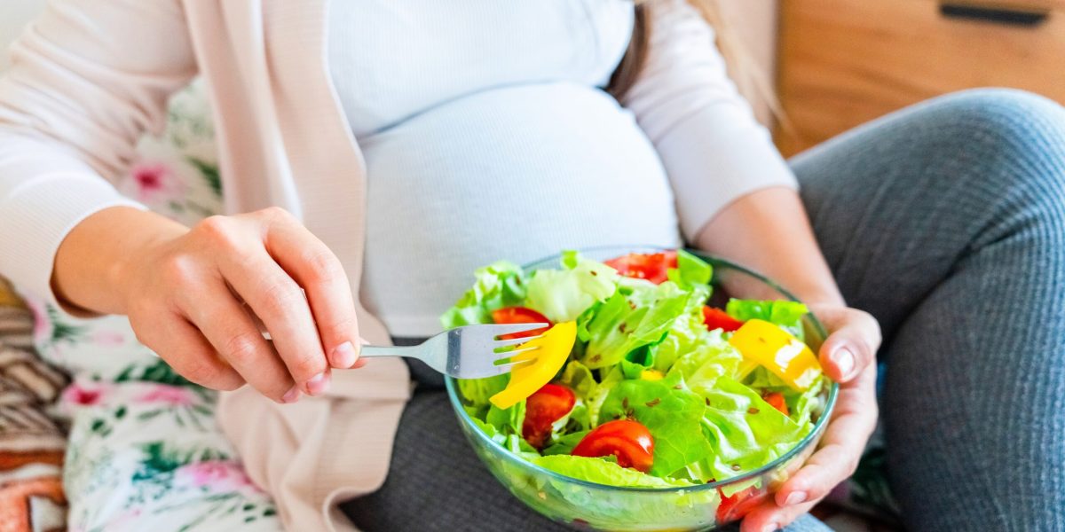 Ce NU mâncăm în sarcină? Ghid esențial pentru viitorii părinți din România