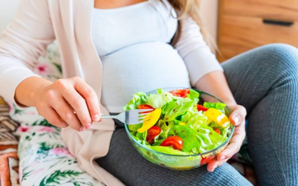 Ce NU mâncăm în sarcină? Ghid esențial pentru viitorii părinți din România