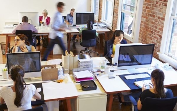 Câți români lucrează 4 zile/săptămână? Ce se întâmplă cu salariile în România?