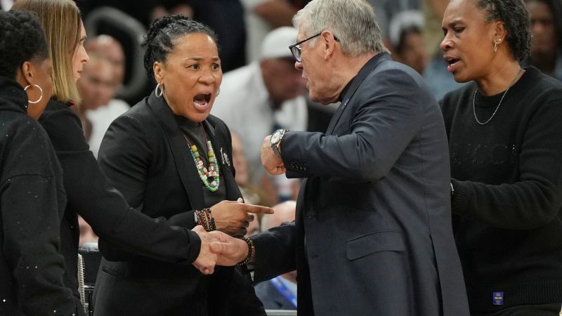 Geno Auriemma, antrenorul principal al echipei feminine de baschet a Universității Connecticut (UConn), și-a cerut scuze oficial pentru comportamentul avut în ultimele momente ale semifinalei NCAA, în urma unei dispute tensionate cu antrenorul echipei South Carolina, Dawn Staley