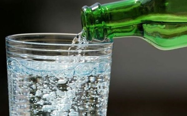 Apă minerală, pericol ascuns? Risc de cancer de colon, sub lupa experților