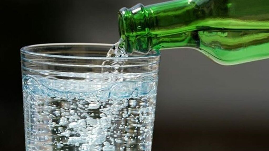 Apă minerală, pericol ascuns? Risc de cancer de colon, sub lupa experților