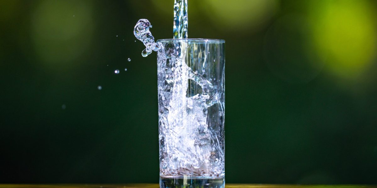 Un pahar cu apă banal te poate îmbolnăvi? Află legătura cu hipertensiunea