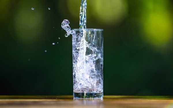 Un pahar cu apă banal te poate îmbolnăvi? Află legătura cu hipertensiunea