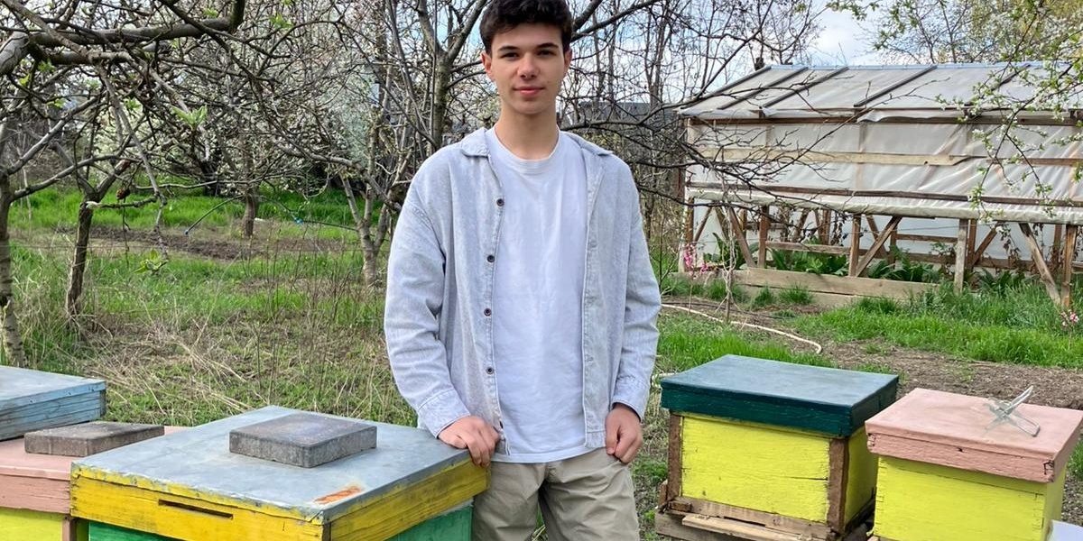 Codrin, elevul din Iași, vânător de albine: De la miere, la premiu internațional