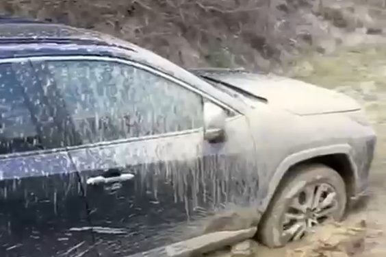 Jandarmi, eroi pe un drum de coșmar. GPS-ul i-a băgat în noroi