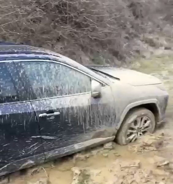 Jandarmi, eroi pe un drum de coșmar. GPS-ul i-a băgat în noroi