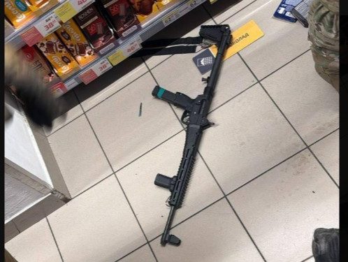 Armat cu mitralieră, un bărbat s-a plimbat prin Kiev: Arestare spectaculoasă