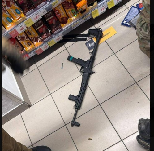 Armat cu mitralieră, un bărbat s-a plimbat prin Kiev: Arestare spectaculoasă