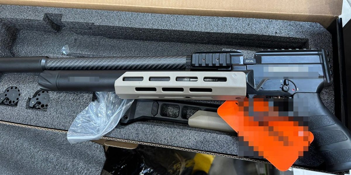 Arme cu aer comprimat, depistate la Otopeni: Colet suspect din Olanda