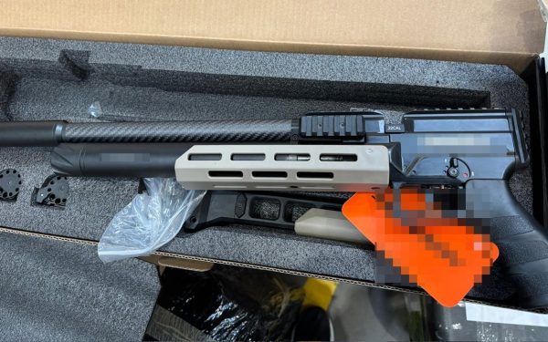 Arme cu aer comprimat, depistate la Otopeni: Colet suspect din Olanda