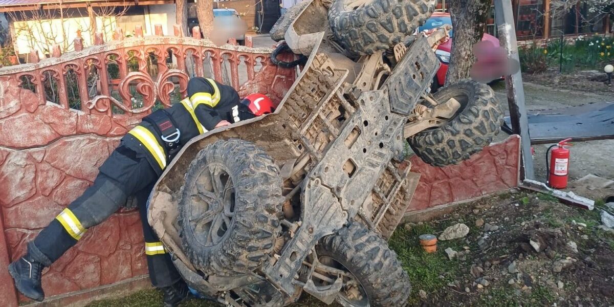 Accident de Paște: ATV răsturnat pe gard într-o localitate din România