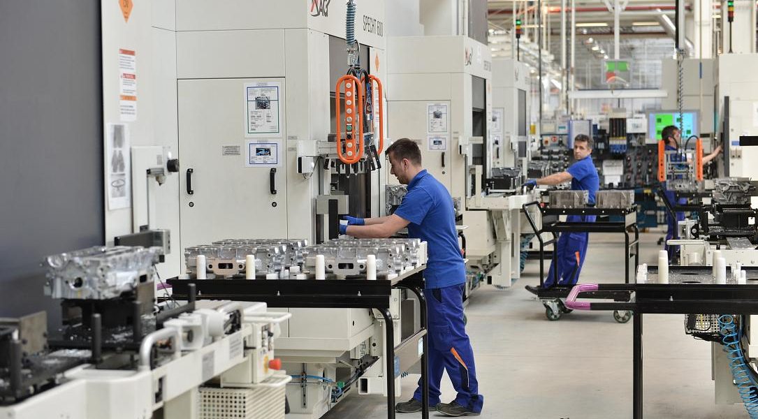 Activitatea industrială a României, în declin în februarie, deși producția de alimente rezistă