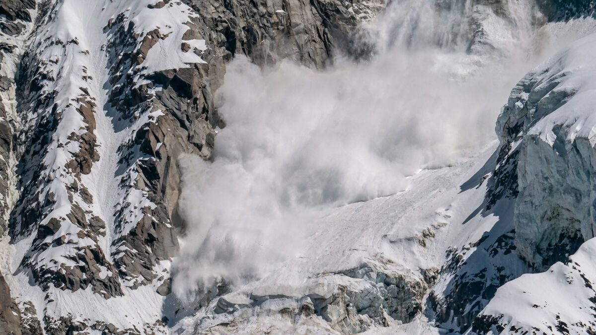Avalanșe la munte: pericol major, chiar și din cauza turiștilor