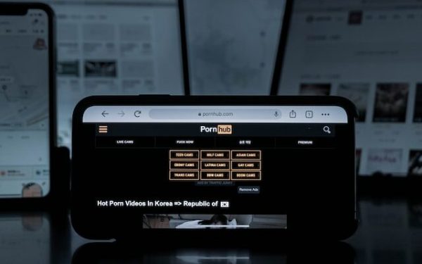 Britanicii interzic porno cu rude: Noi reguli pentru scena adultă