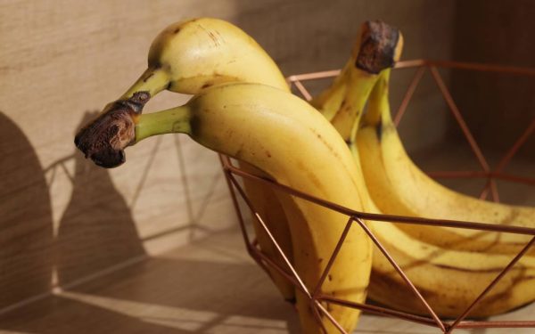 Trucul genial pentru banane: Nu le mai ține în bolul cu fructe!