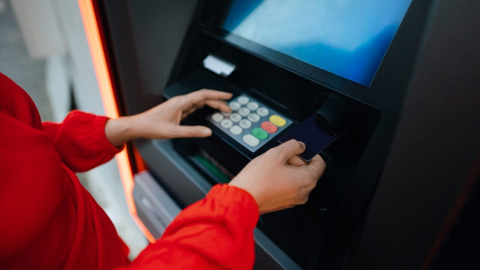 Bănci blocate: Clienții din România, fără acces la bani! Haos în bancomate