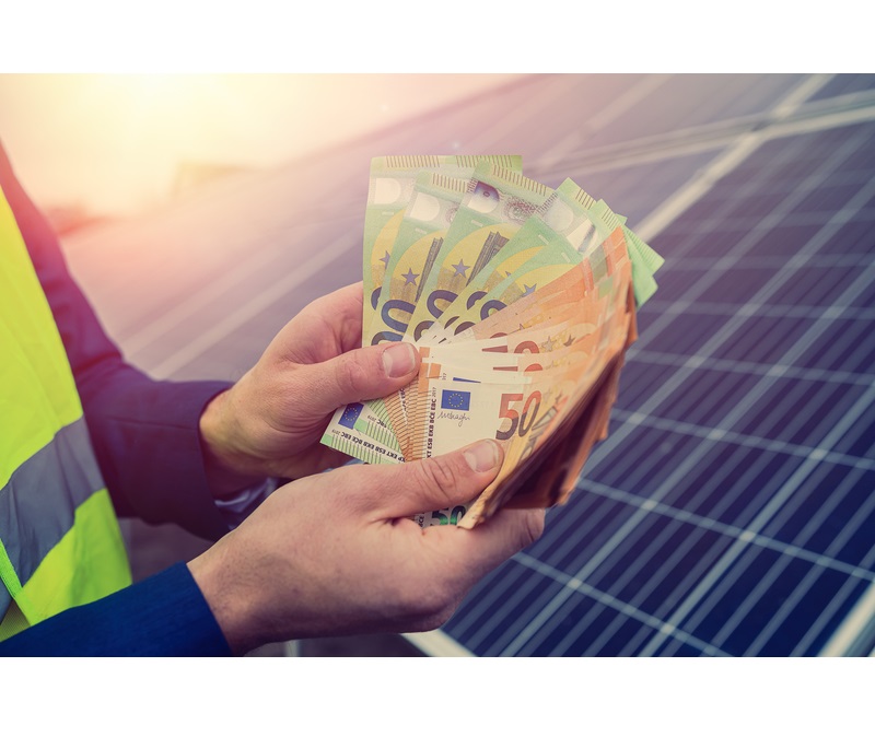 Fermierii români pot primi până la 20 milioane EUR din fonduri europene pentru panouri solare și baterii în 2026