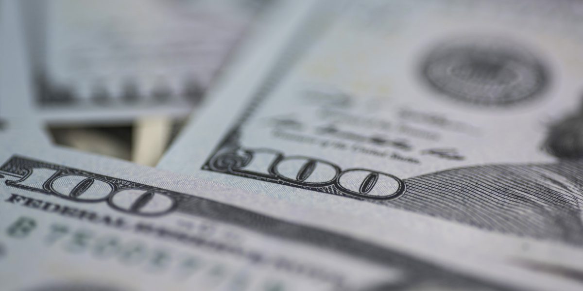 Chinezoaică furioasă aruncă 160.000 de dolari de la balcon, după ceartă