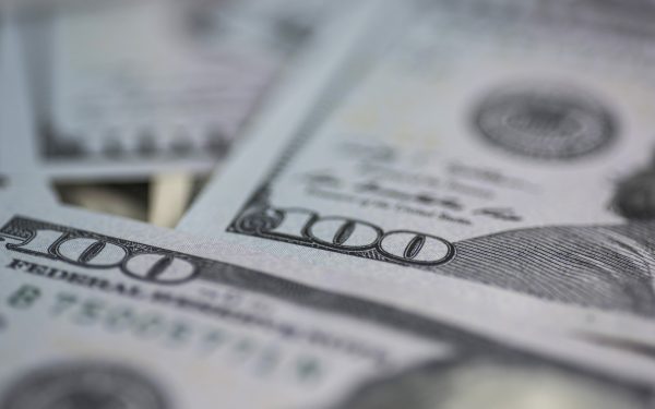 Chinezoaică furioasă aruncă 160.000 de dolari de la balcon, după ceartă