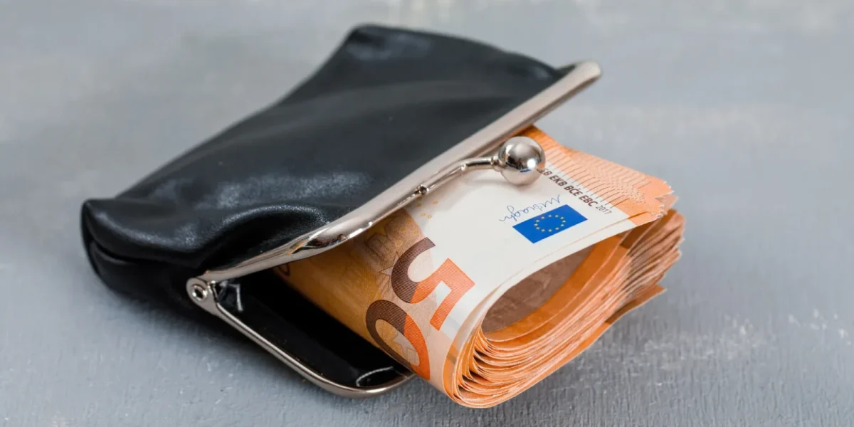 Doi străini, prinși pe autostradă după un jaf de 60.000 lei. Banii, recuperați