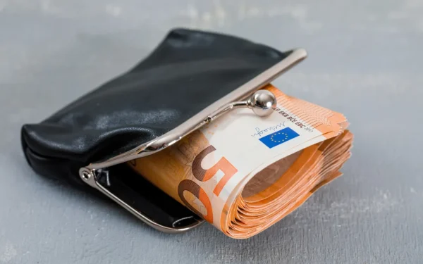 Doi străini, prinși pe autostradă după un jaf de 60.000 lei. Banii, recuperați