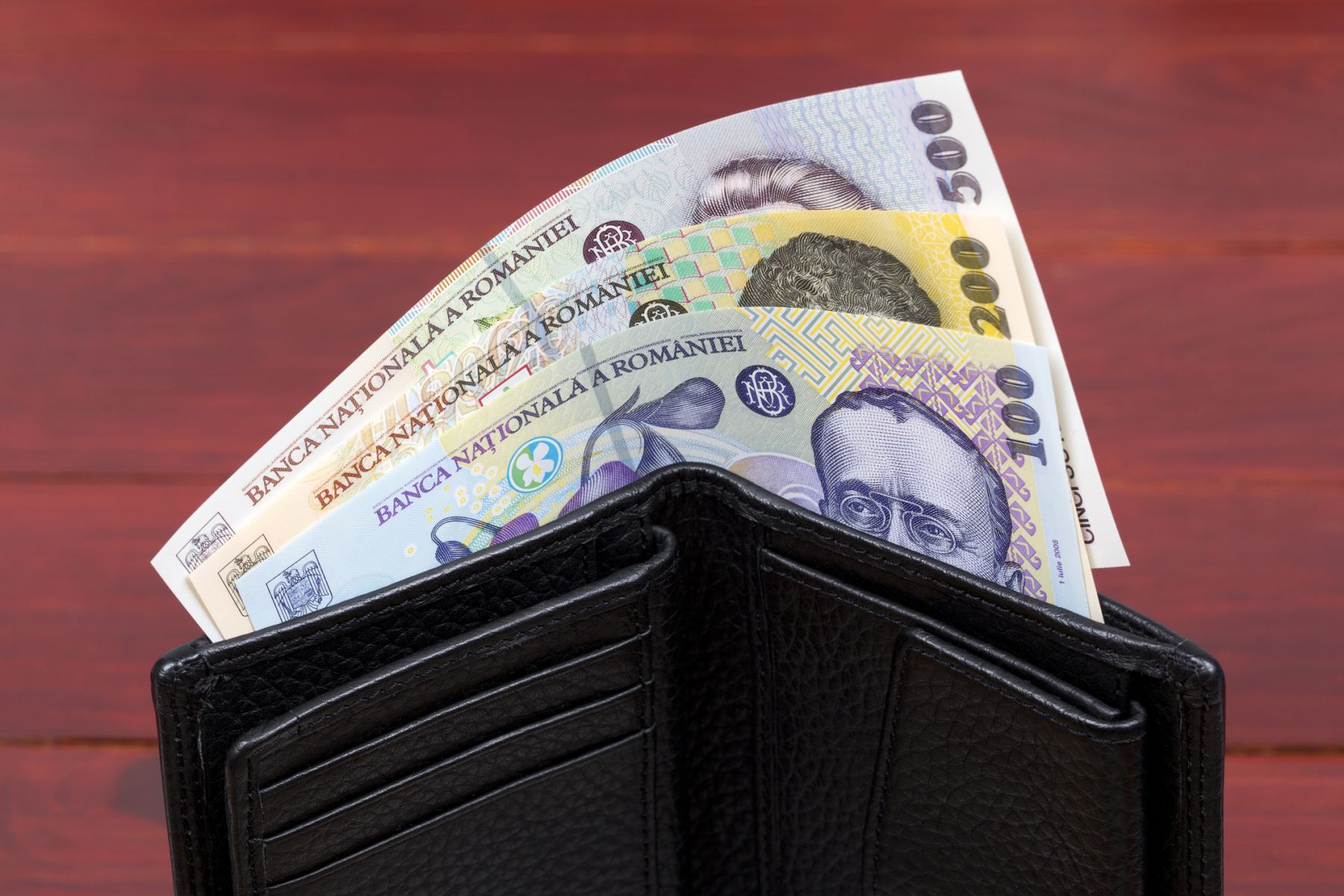 Cum să-ți păstrezi banii în vremuri de criză economică