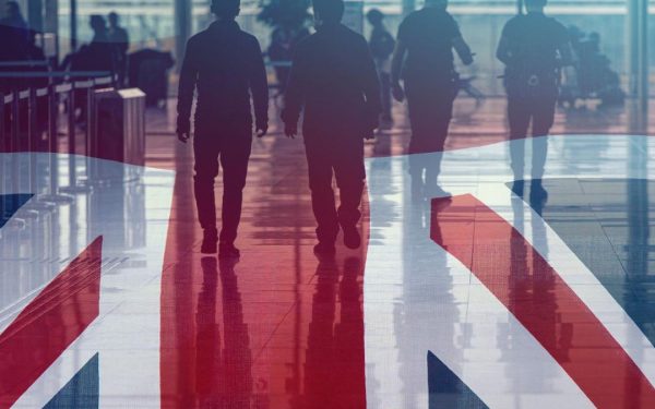 Avocații sfătuiesc migranții să se declare homosexuali pentru azil în UK: Cât costă minciuna?