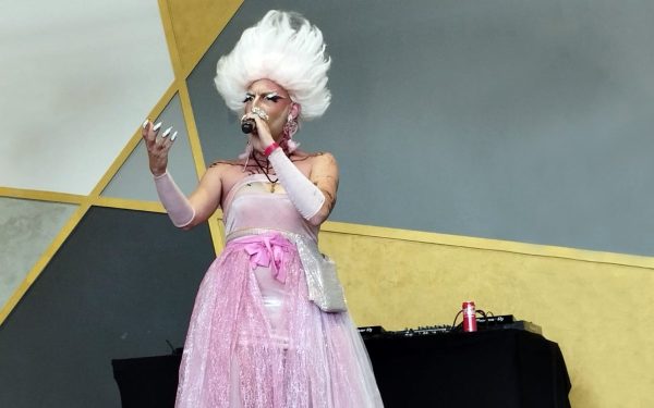 Beni Mihai, de la corul bisericesc la Drag Queen pop-rock nostalgică