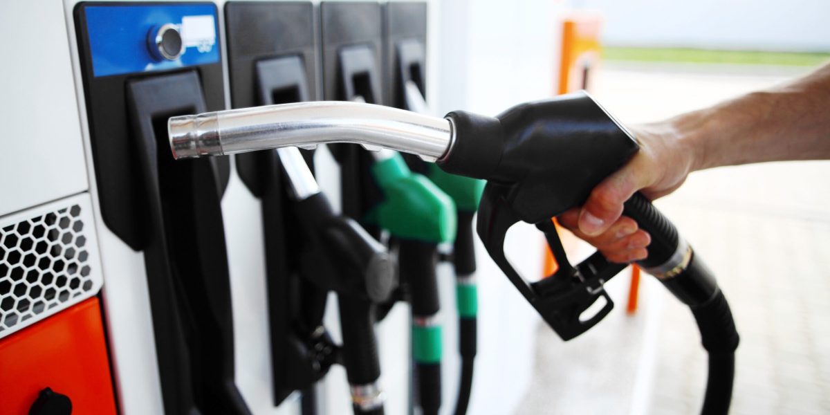 Benzina și motorina mai ieftine în Moldova. Cât plătești un plin în România?
