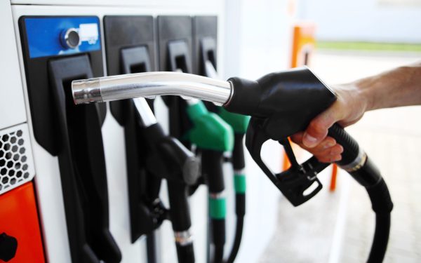 Benzina și motorina mai ieftine în Moldova. Cât plătești un plin în România?