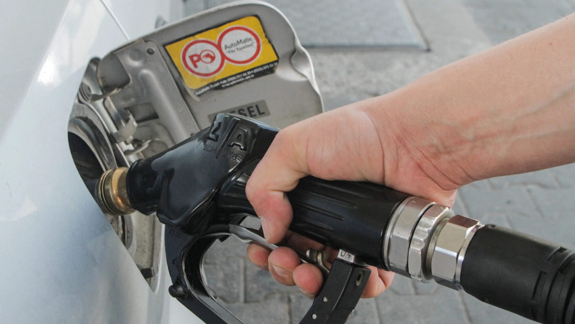 , ora 13:45: Prețurile la pompă, la a doua zi de reducere a accizei Prețurile carburanților au continuat să scadă la pompă în București, la a doua zi de la aplicarea reducerii accizei, potrivit datelor colectate la ora 13:45